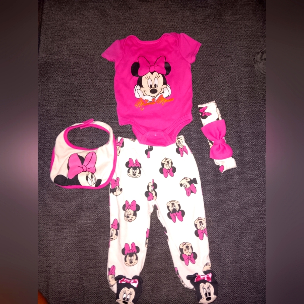 Minnie Mouse Matching Set.